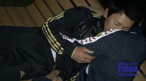 深夜の公園での出会いが誰もいない中、深いアナルアクションに！