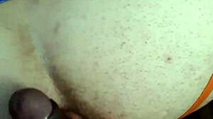 Me clavo esa verga bahiana gruesa hasta el fondo en mi culo sin goma