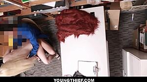 金发偷窃者达西·贝尔脱衣避免警察电话