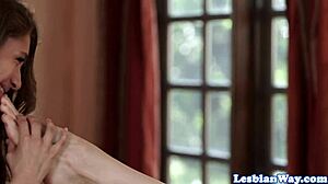 巨乳继母和娇小少女