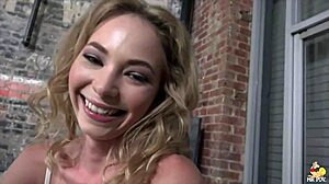 Underdanig butikktyv Angel Smalls bøyd over for POV-sprut i butikken.