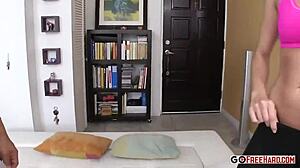 Olha essa loira se alongando na praia antes de chupar aquele pau