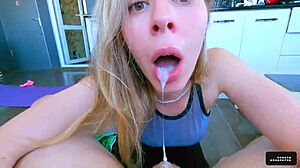 уау... мащеха смуче огромния пенис на заварен син за първи път 😲