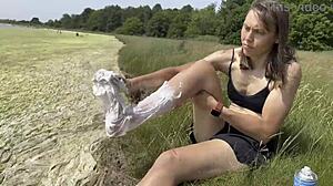 泡立つ足、裸足フェティシディスプレイ