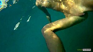 裸体娇小棕发女孩在俄罗斯公开游泳