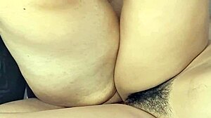 Ich stoße sie seitlich und komme in ihr.