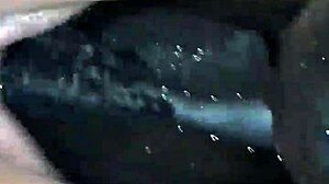 用巨大假陽具體驗強烈快感