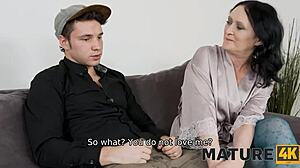 Madrastra en medias verdes cede a los deseos de su hijastro