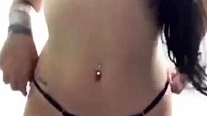 Kuntoilija tyttö 58 näyttää urheilullisia liikkeitä soolo-treenissä. Katso hänen joustamistaan!