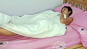 Beyaz Yarrak Güzel Traşlı Amcığın Derinliklerini Test Ediyor