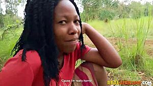 Horká černoška uklízečka s přirozenými prsama