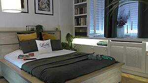 Wow! Rozkošná červenovláska Lya a jej tesná piča na handjob!