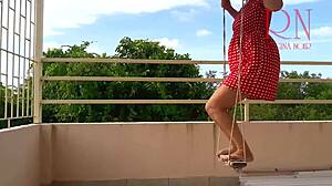 可愛い主婦がパンティなしでスウィング、マ○コ見せ