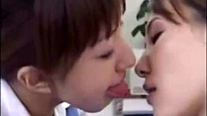 Asijské dívky se divoce líbají a cucají po 9 minut