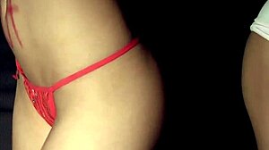 18-vuotias Binca imee kuuliaisesti tiukoissa BDSM-köysissä