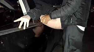 Žena se skloni za neznanci na javnem