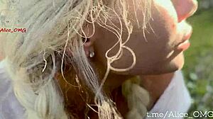 Mlada punca sesa soseda kurac v vrtu.