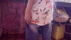 Stari tast preluknja mlado beti trdo v kuhinji