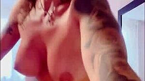 Kunnossa oleva brunetti pitkine hiuksineen ja tatuoineen tanssii seksikkäissä alusvaatteissa, sitten nai pilluaan isolla lelulla. 🔥