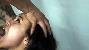 Kicsi 18+ tini szívja a farkat kint