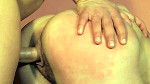 도기스타일로 박히는 순종적인 여자가 거친 본디지에서 지배당함