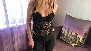 Frumoase prietene ruse împărtășesc momente intime amatoare