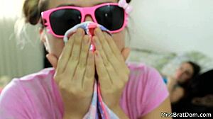 Slipjesfetisj wanking met heftige climax in close-up poesje actie