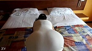 Rochia transparentă dezvăluie prostituata travestită în fustă scurtă, acțiune upskirt