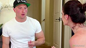 Silvia Saige yasak kıvrımlarla yaramaz bir masaj keşfediyor.