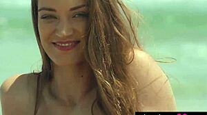 Muhteşem Ukraynalı Nicole Fox plajda bikini çıkarıyor doğal büyük memelerini gösteriyor