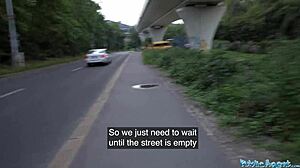 Public Agent - Britisk brunette tenåring suger stor kuk ute etter taxi-skrekk