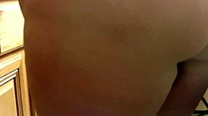 Sexy bbw se připravuje na parný video natáčení