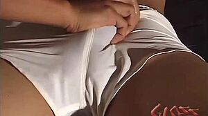 日本ボディビルダーが激しいゲイアクションで支配！