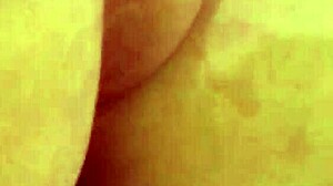 この18歳の色白エボニーティーンがアマチュア黒人動画でハメまくるのが大好き！