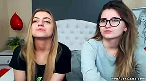 Amatør lesbiske binder stramt på live webcam-moro