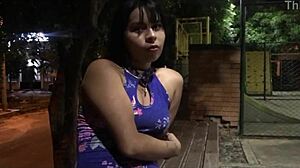 Latin ebony amatör cüce tarafından açık havada geçen geceki karşılaşmaya kandırılıyor