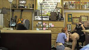 Remaja berambut merah kecil blowjob ketahuan kamera - lanjutannya apa?!