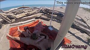 Exhibitionista tanárnő MILF kézimunkázza a nagy farkat a nyilvános strandon voyeur cum-mal.