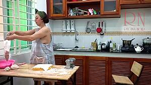 זמן רביולי עם רג'ינה נואר, טבחית נודיסטית בריזורט מלון, משרתת עירומה ועקרת בית בסצנה 1