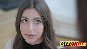 לסבית מילף עם שדיים גדולים שולטת במשחק תפקידים עם בת חורגת