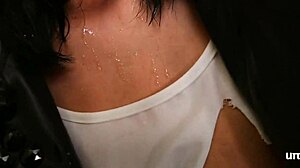 BDSM场景中，瘦意大利女孩戴蜘蛛嘴套忍受羞辱，口水直流，激烈面交和口交