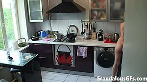 Vau, tämä blondi 18+ teini kiusoittelee alasti kokkaillessa!