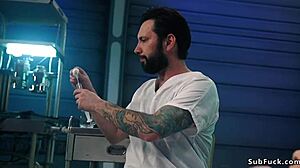 Gatinha Possuída Penetrada Duplamente com Força