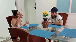 Zvádza svoju tetu na divoké šukanie