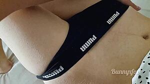 Juste chill à la maison avec ma jeune cousine 18+, elle montre sa chatte serrée pour vous