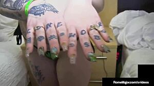 拉丁变性人用邋遢口交和手交操送餐员