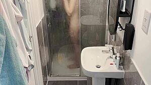 Üvey Kız Kardeşimin Arkadaşı Konaklarken Gizlice İzliyorum