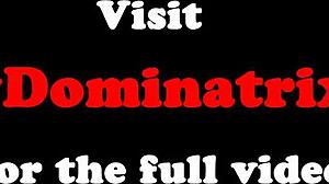 Lezdom paní sedí tvrdě na obličeji svázané holce