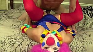 Vay be, palyaço kız sertçe sikiliyor ve dağınık facial alıyor cosplay kaos'unda!