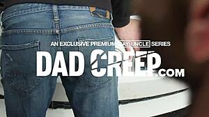 شباب جميلون يستمتعون بأربعة أشخاص حميم في عيد ميلاد مع أبوين زوجيين